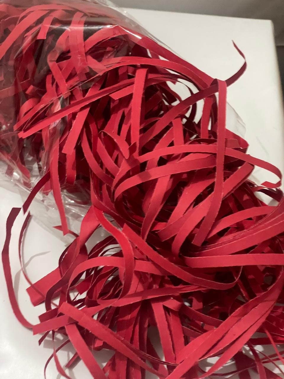 Red Shredded Paper Filler for Gift Boxes and Hampers, 1000g, Decorative Packaging Material