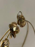 Decorative Gold Metal Basket with Rose Handle, Round Floral Display Stand, Elegant Home Decor - Image 2